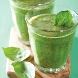 A healthy green smoothie recipe with spinach and strawberries 