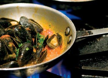 How to Cook Mussels Diablo