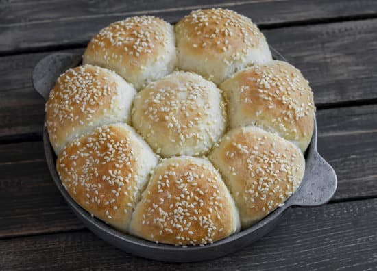 Pan dinner rolls with sesame seeds.