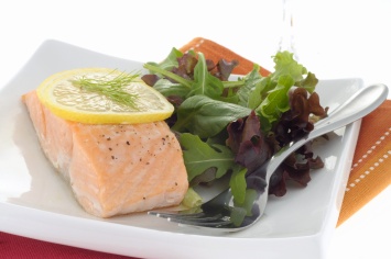 Poached Salmon Fillet Recipe with Basil Vinagirette