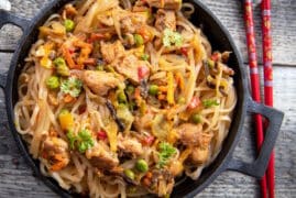 Thai noodles with vegetables and chicken