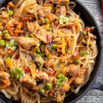 Thai noodles with vegetables and chicken